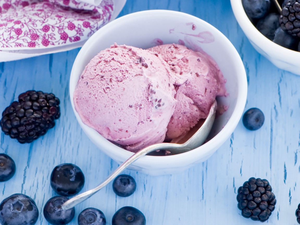 Мороженое с ежевикой