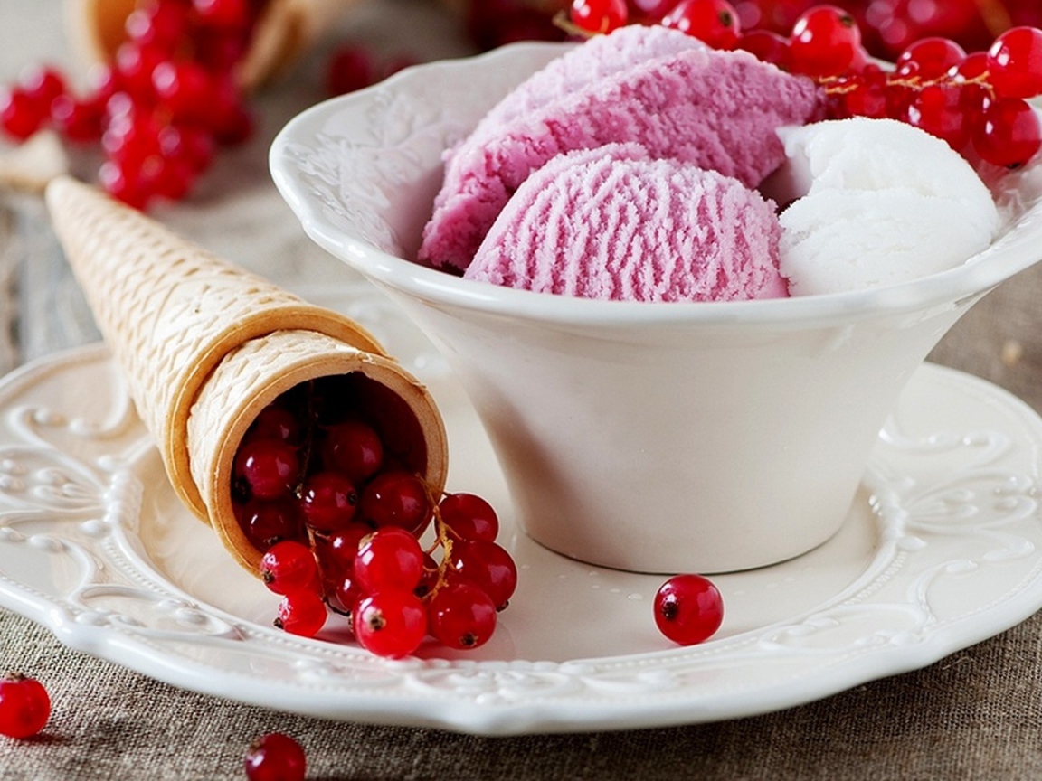 Мороженное с красной смородиной