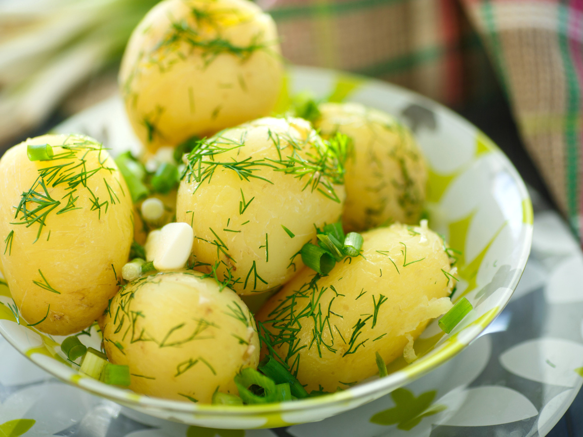 Молодая картошка с зеленью