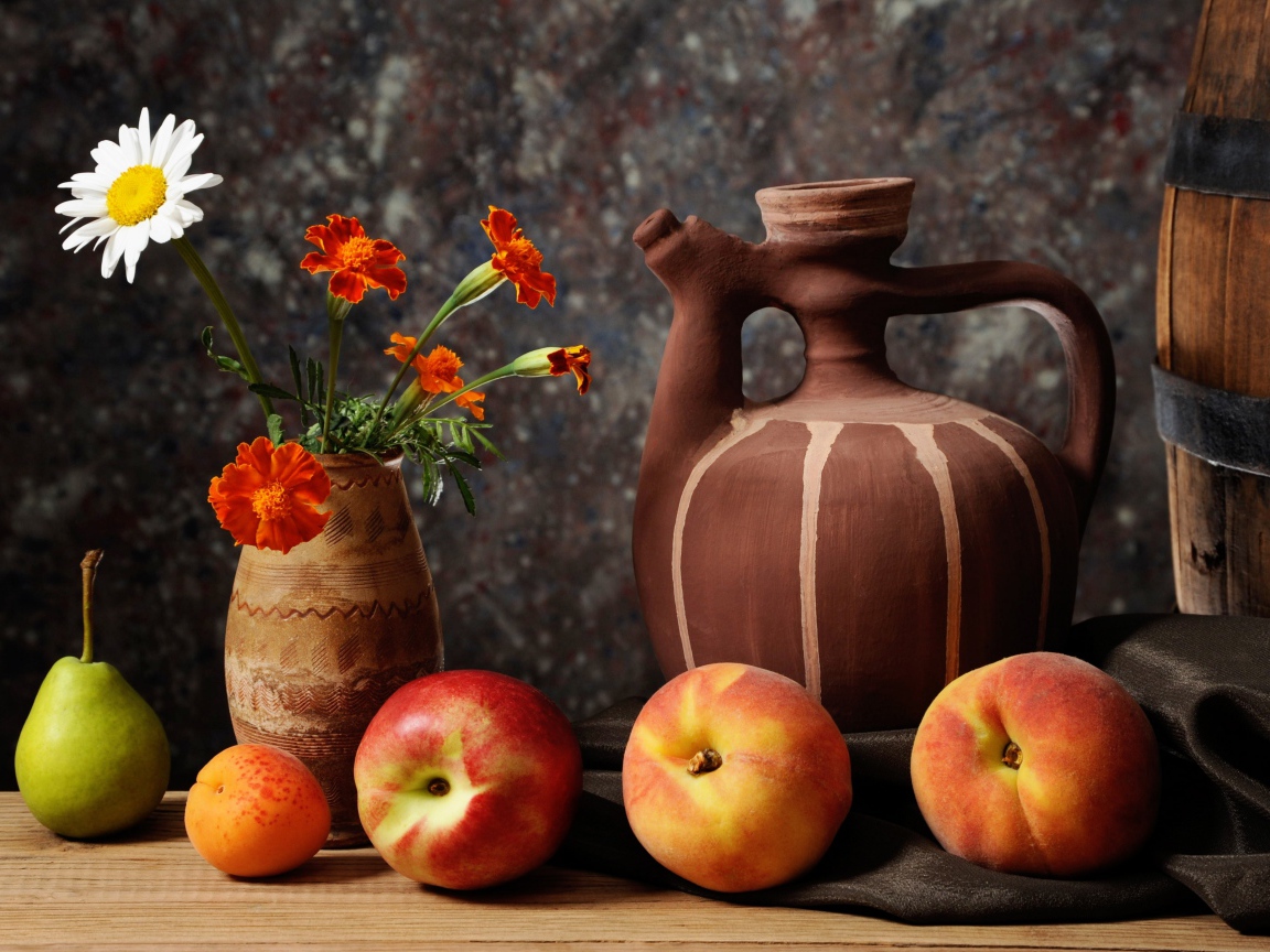 Фрукты и ваза с цветами