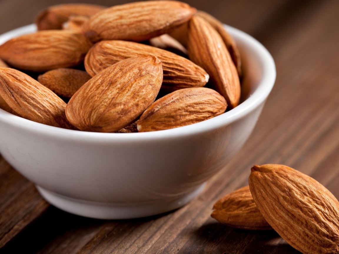 Тарелка с миндалем