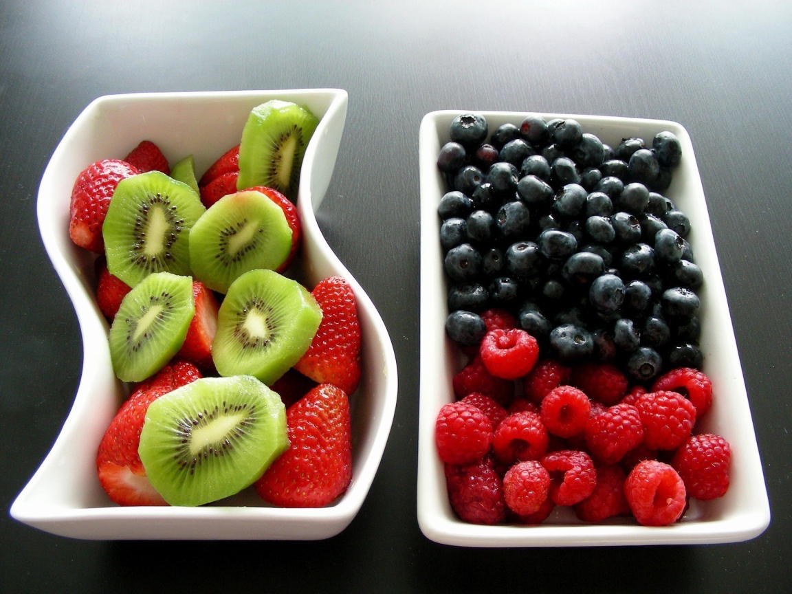 Киви и ягоды