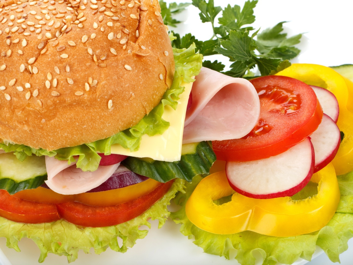 Гамбургер с помидорами