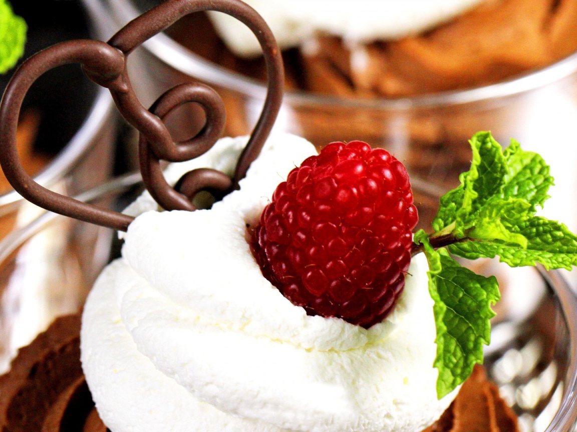 Мороженное с малиной