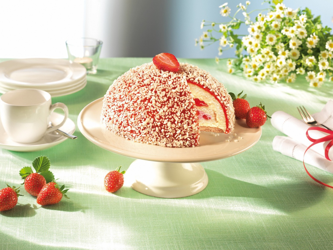 Клубничный десерт на белой посуде