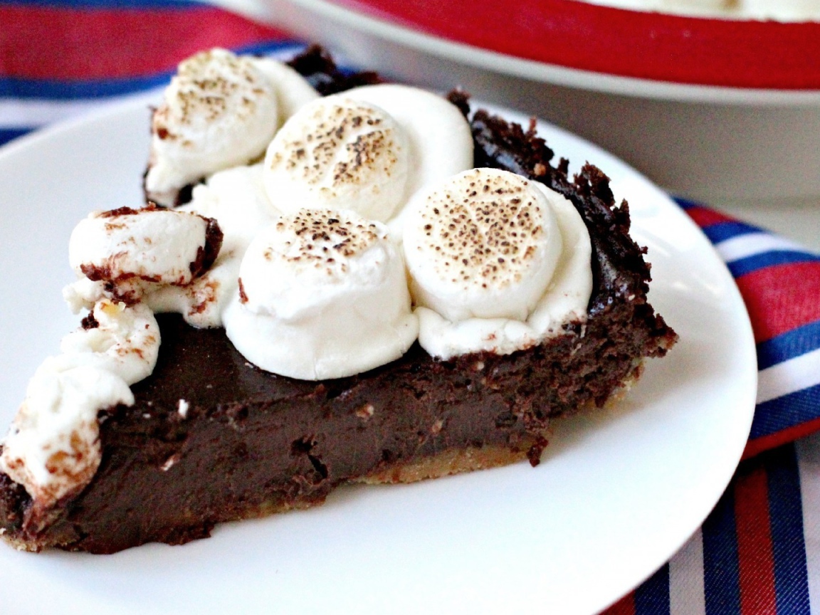 Шоколадный торт с кремом