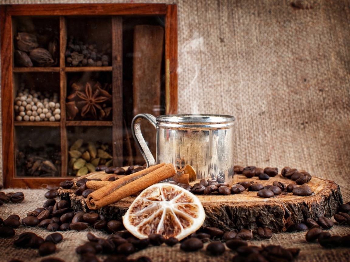 Кофе,палочки корицы и пряности