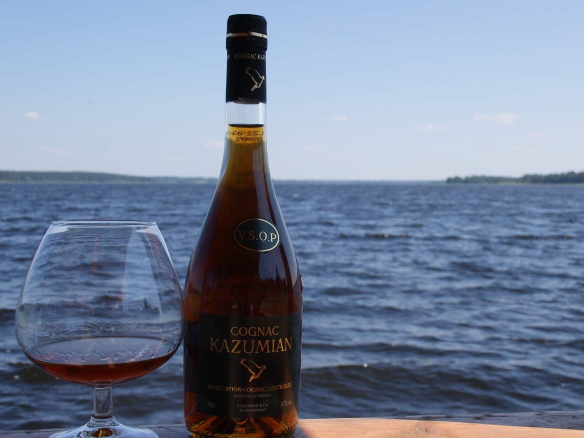 Французский алкоголь на берегу моря