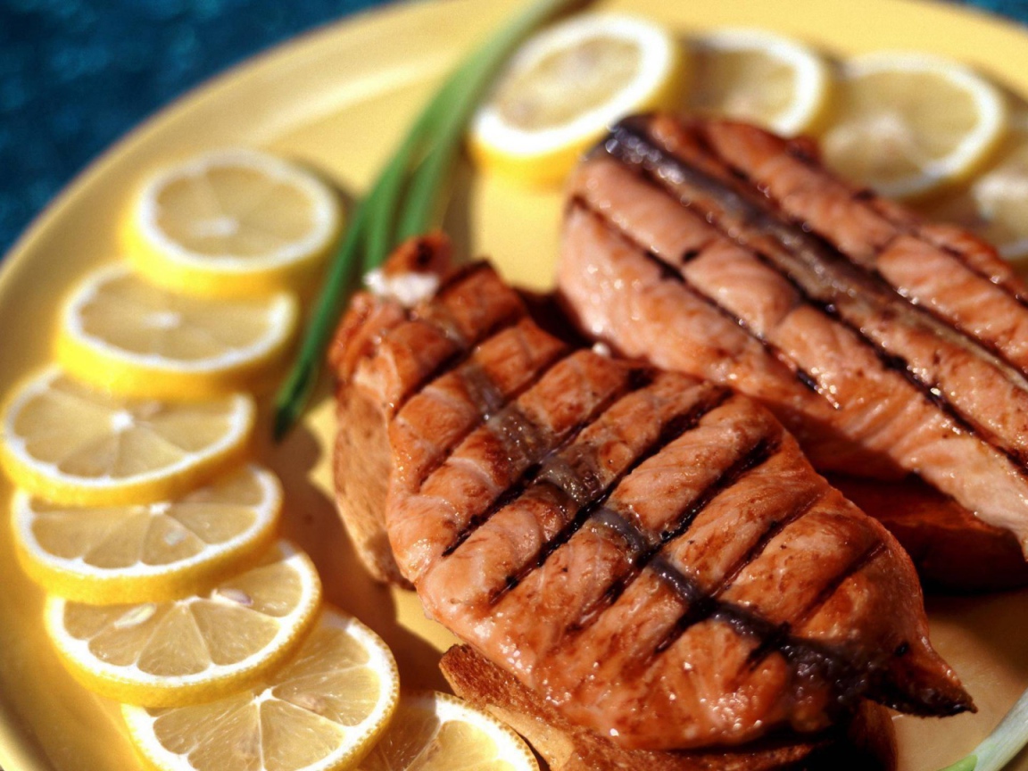 Сочный стейк с лимоном