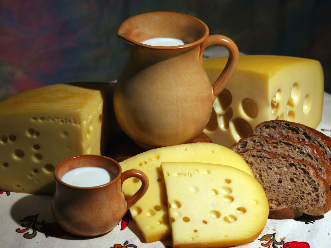 Молоко, сыр и хлеб