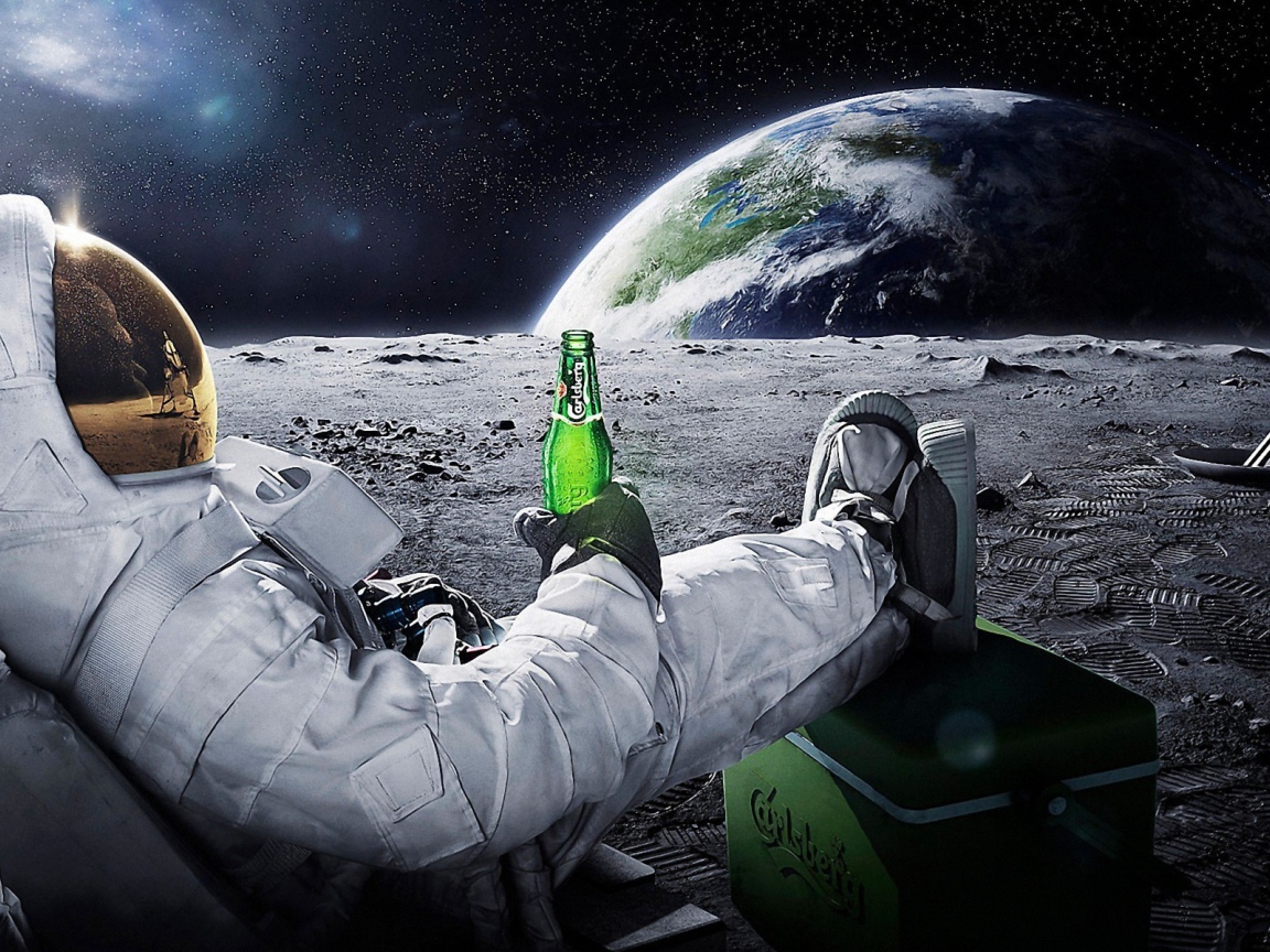 Космонавт с пивом на Луне
