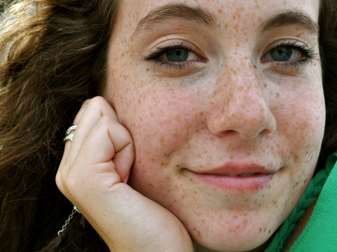 Голубоглазая девушка с веснушками