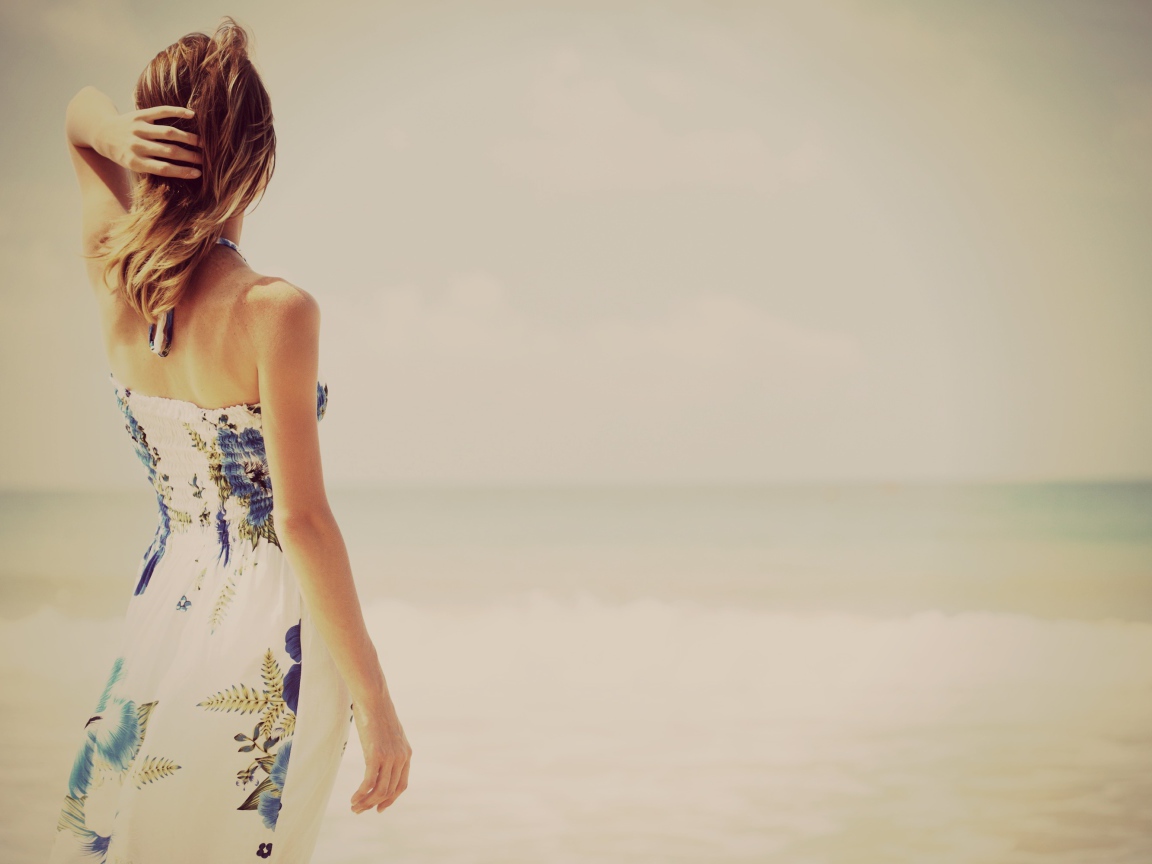 Девушка наслаждается морским бризом