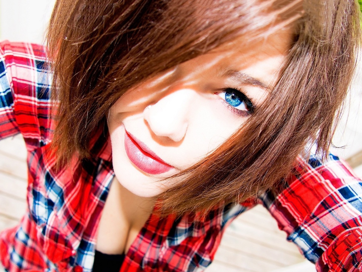 Девушка в клетчатой рубашке