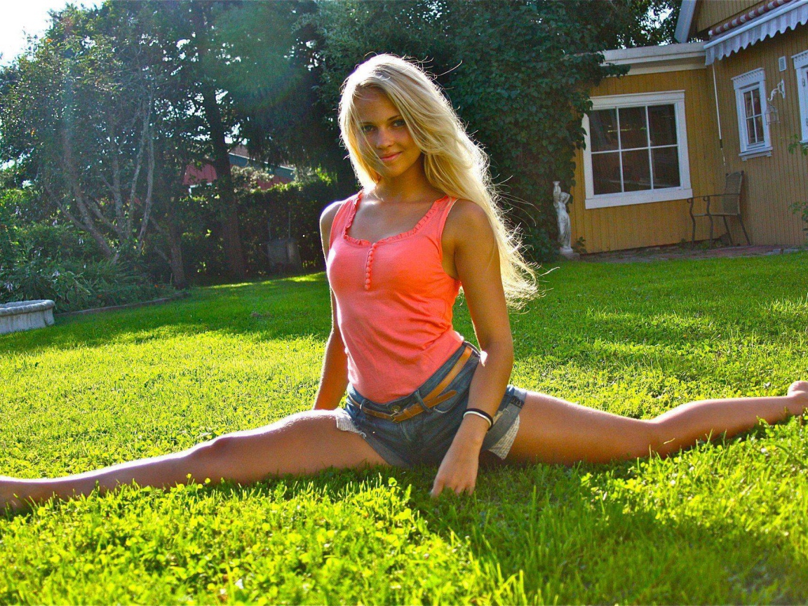 Девушка села на шпагат