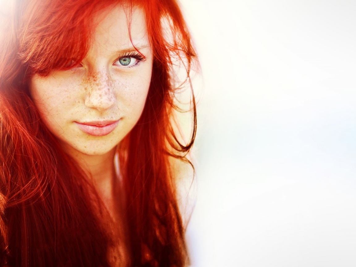 Сияющая девушка с веснушками