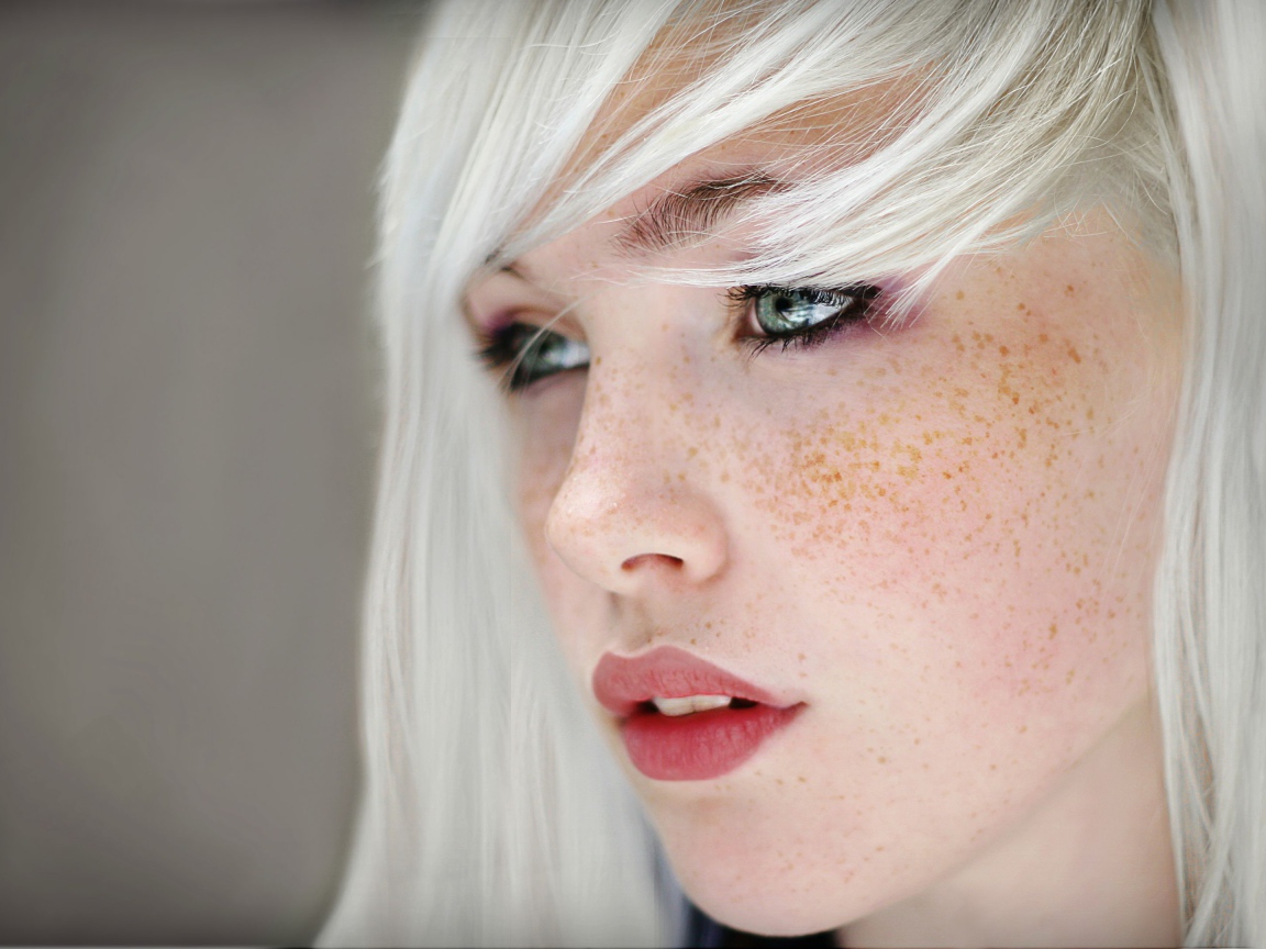 Беловолосая девушка с веснушками