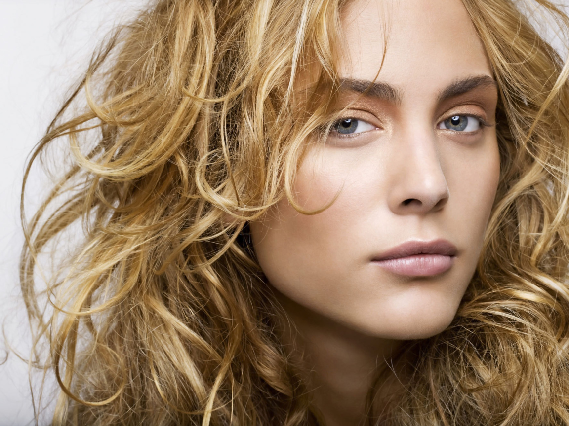 Популярная актриса Нора Арнезедер