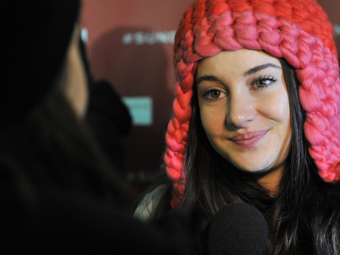 Красивая актриса Шейлин Вудли