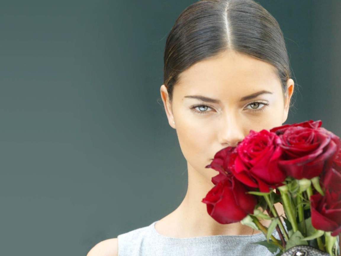 Адриана с букетом роз