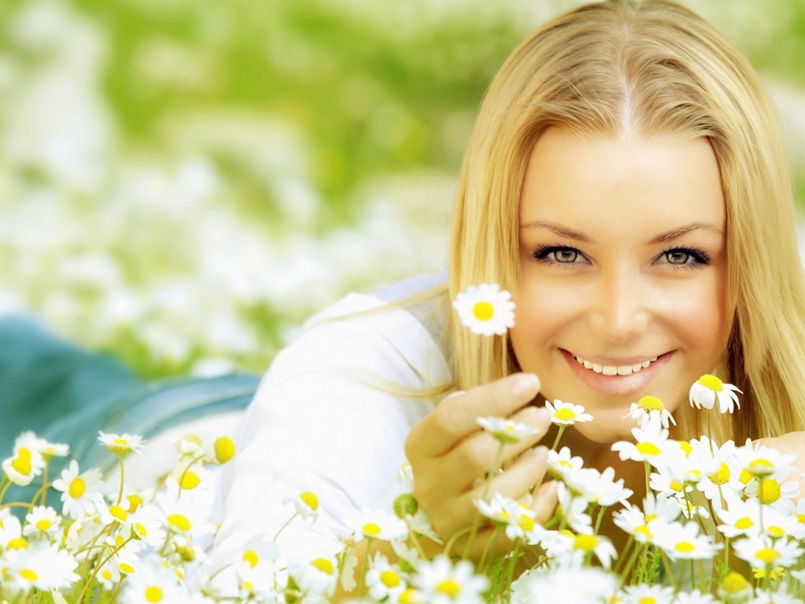 Блондинка с ромашками
