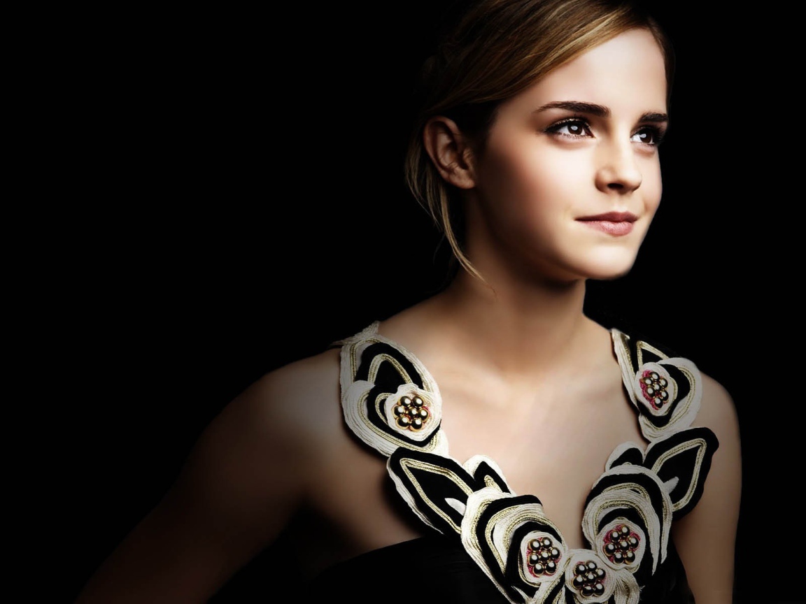 Эмма на черном фоне