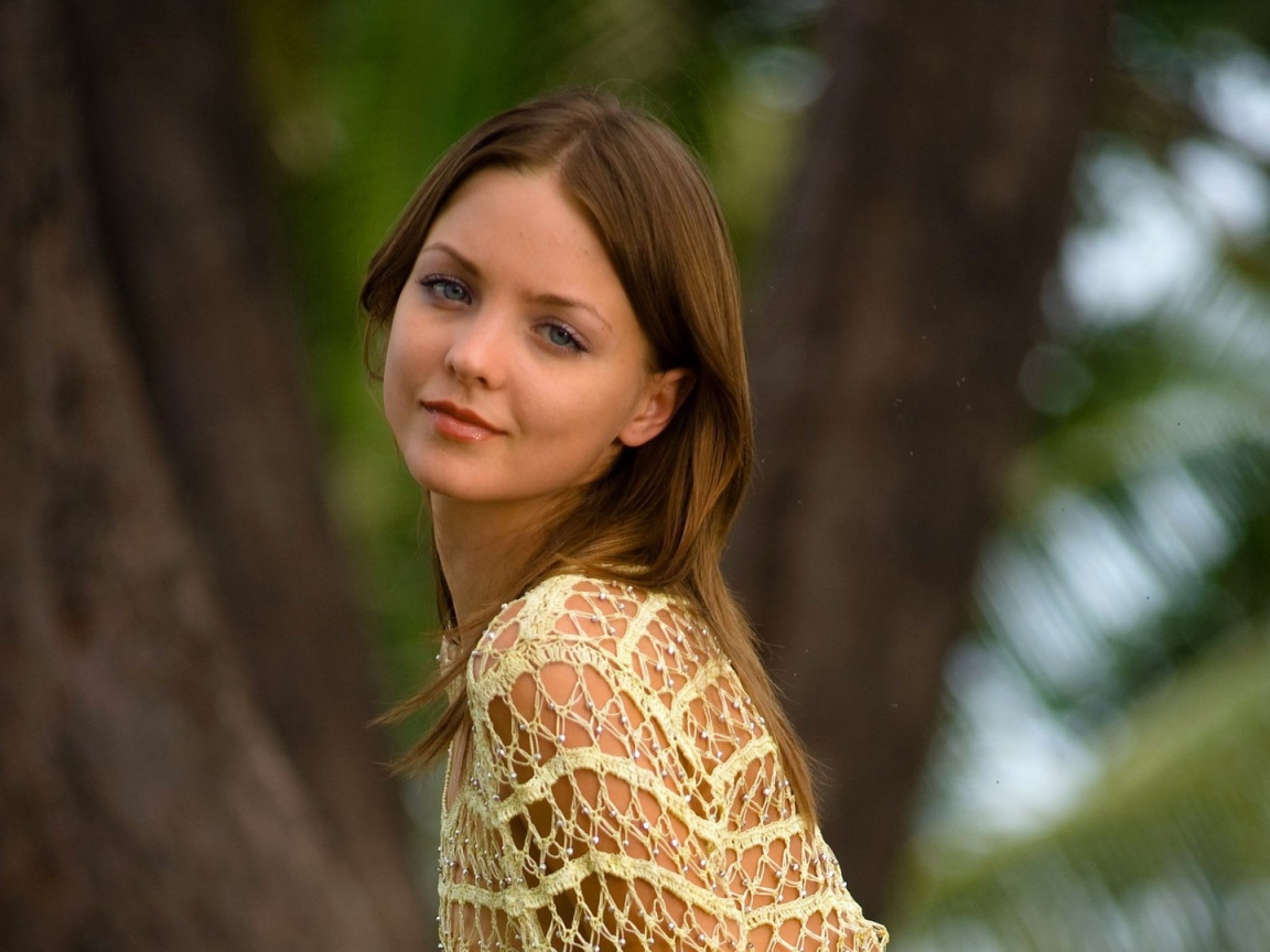 Девушка в ажурной кофте