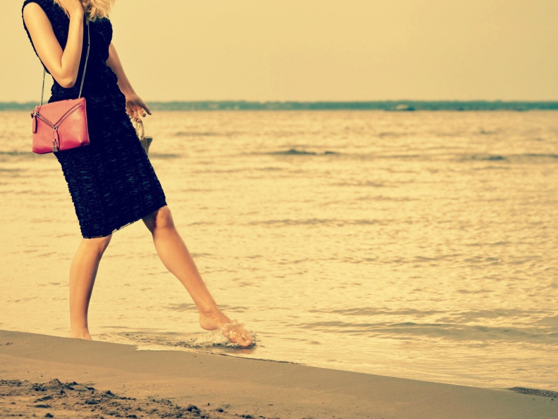 Девушка на берегу моря