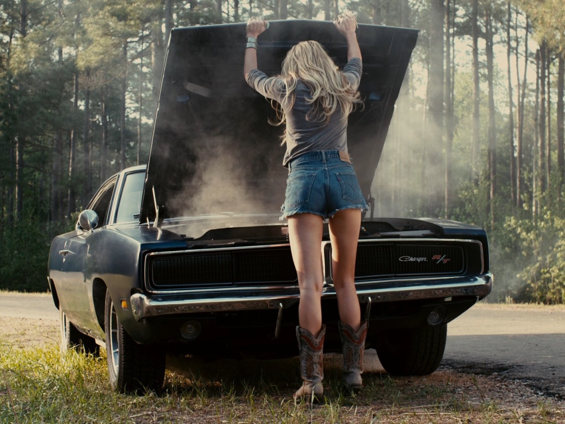 Девушка со сломанной машиной