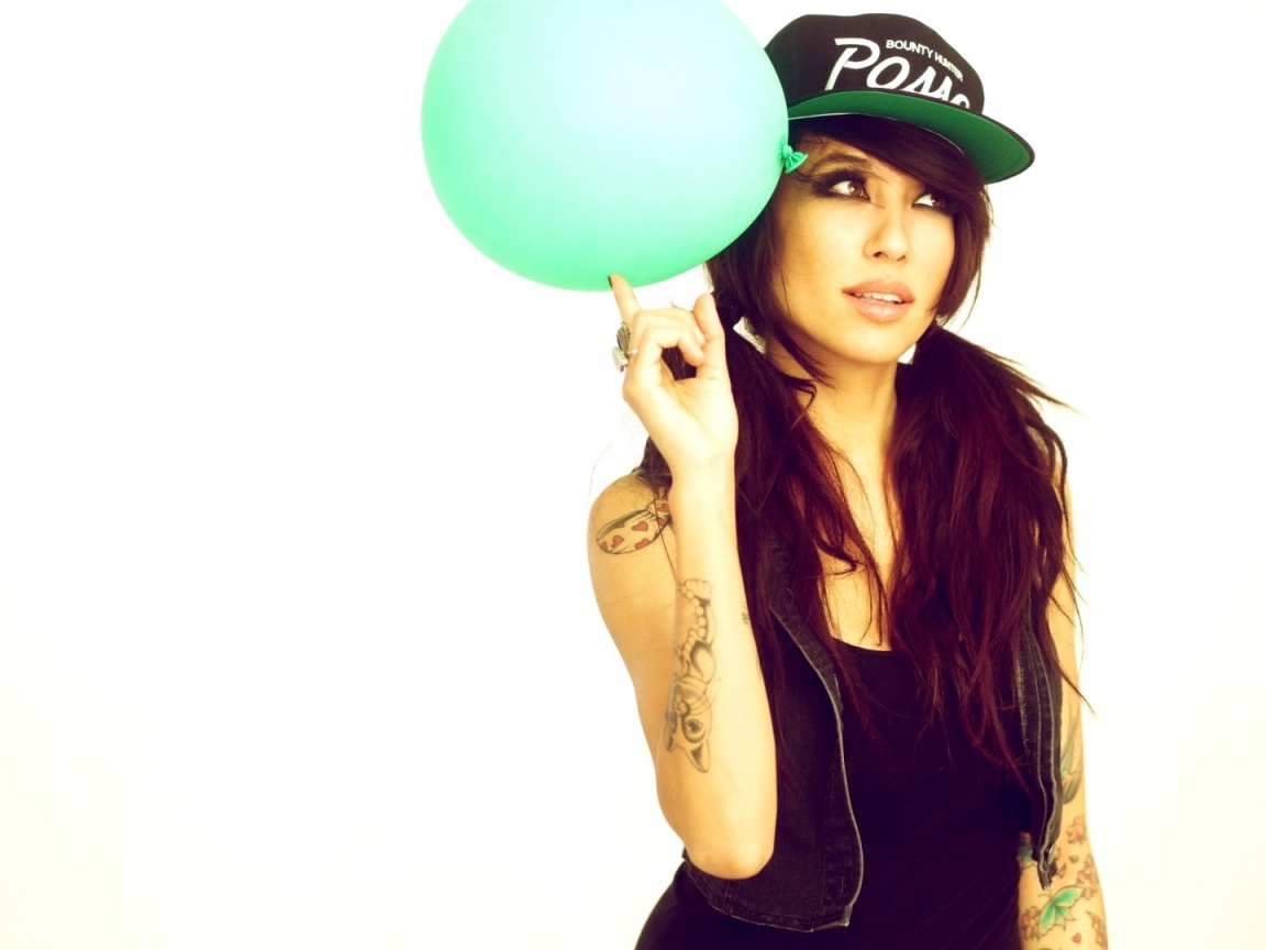 Девушка с зеленым шариком