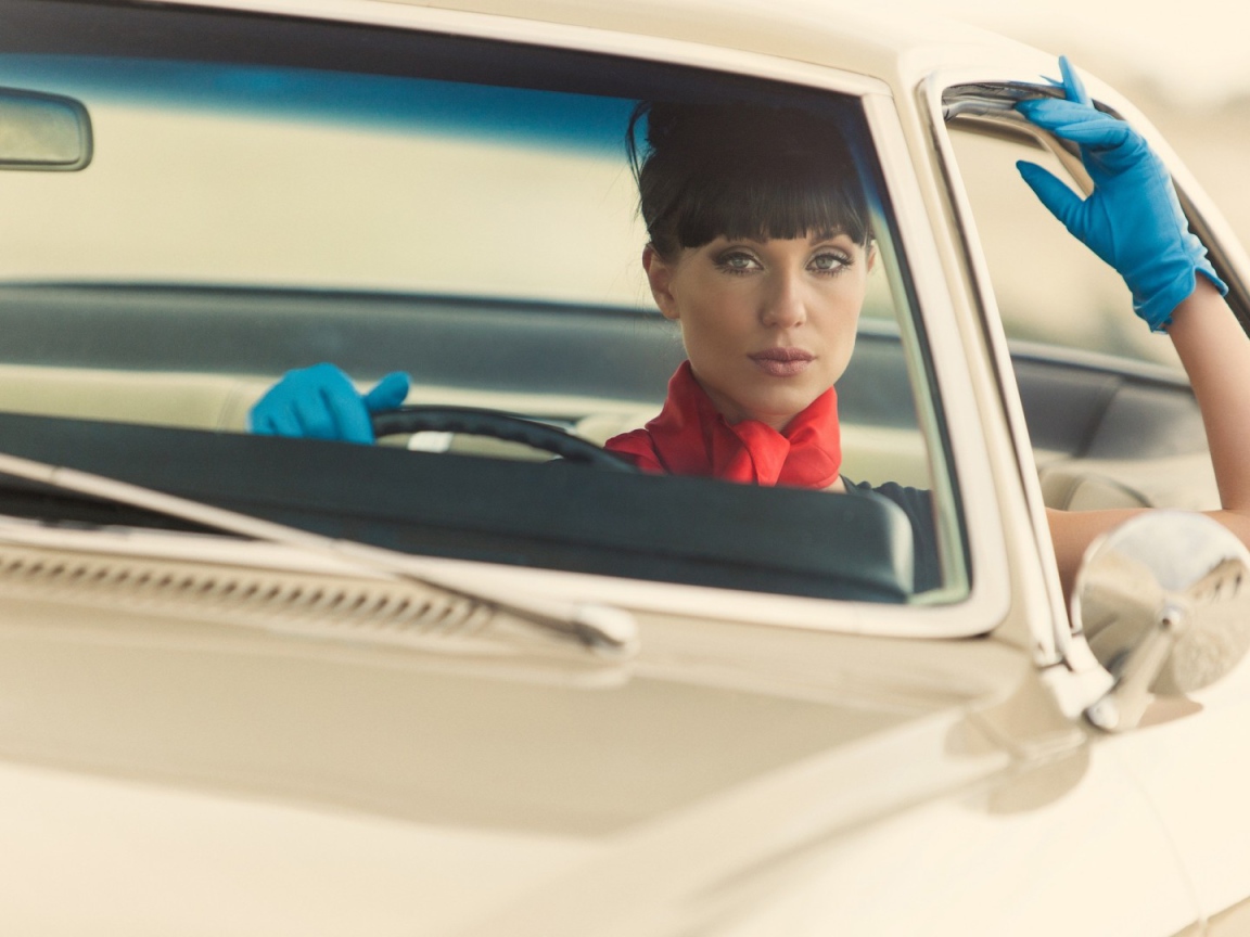 Девушка за рулем