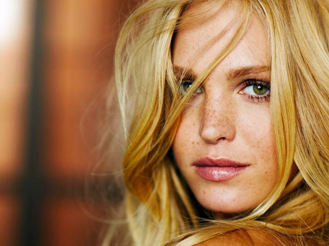 Рыжая девушка