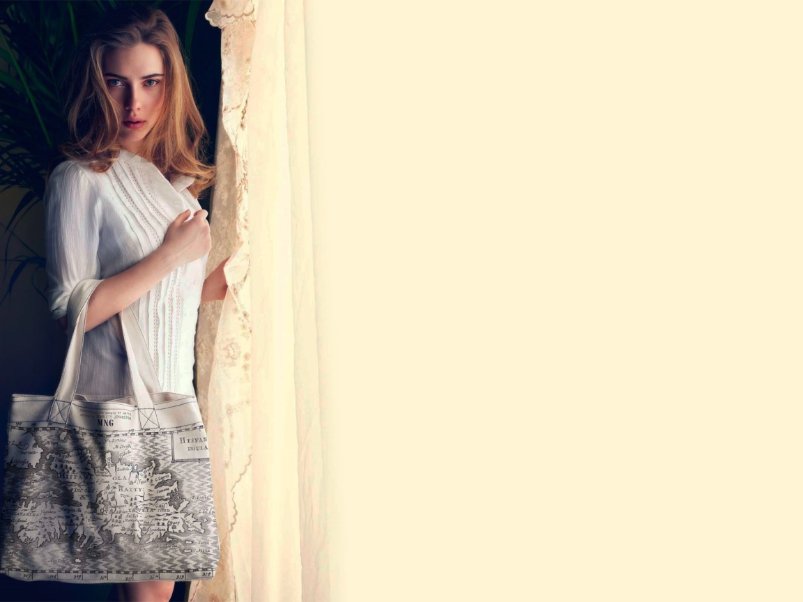 Актриса Скарлет у окна