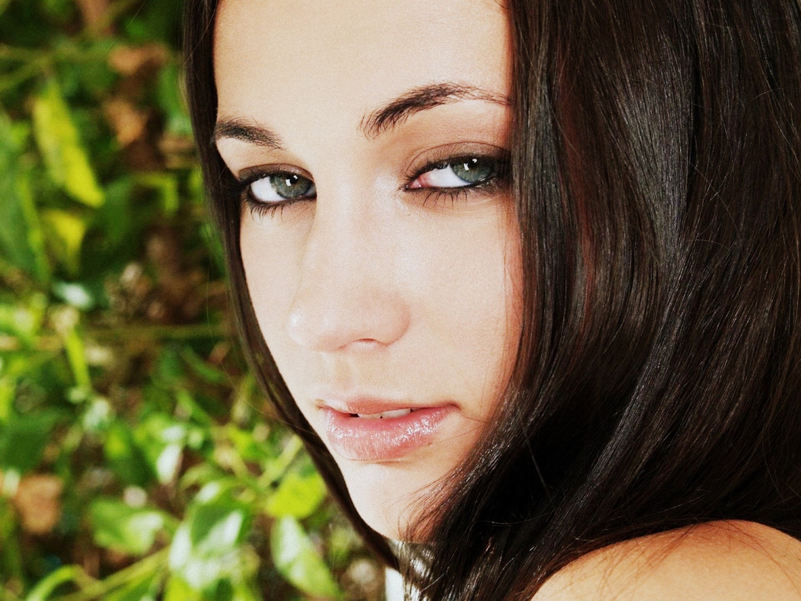 Лицо брюнетки 