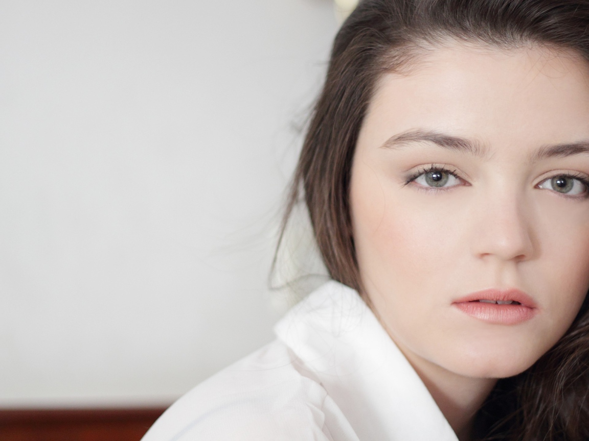 Женщина с серыми глазами