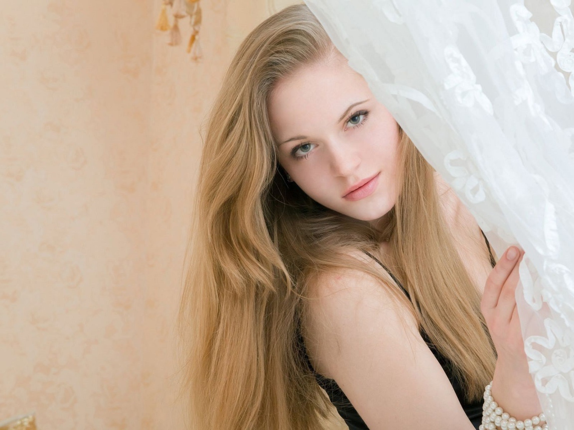 Блондинка за шторой