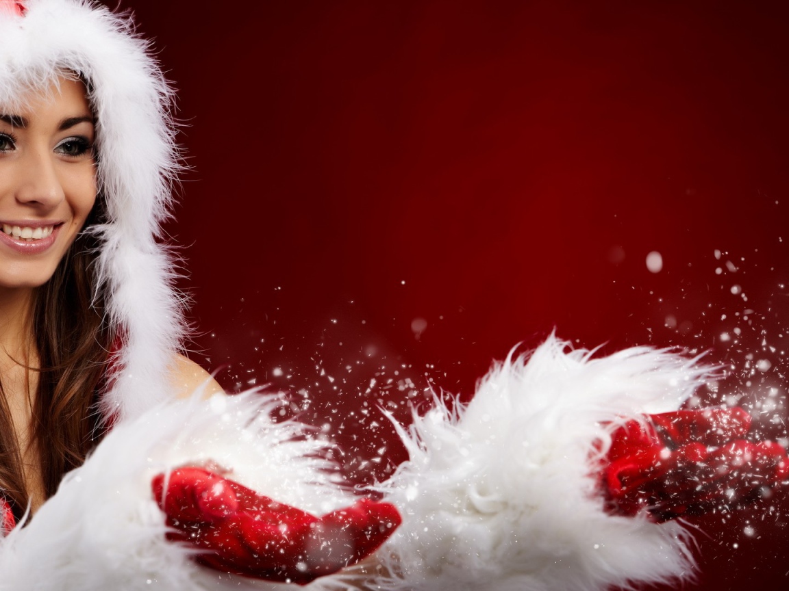 Девушка в рождественской одежде