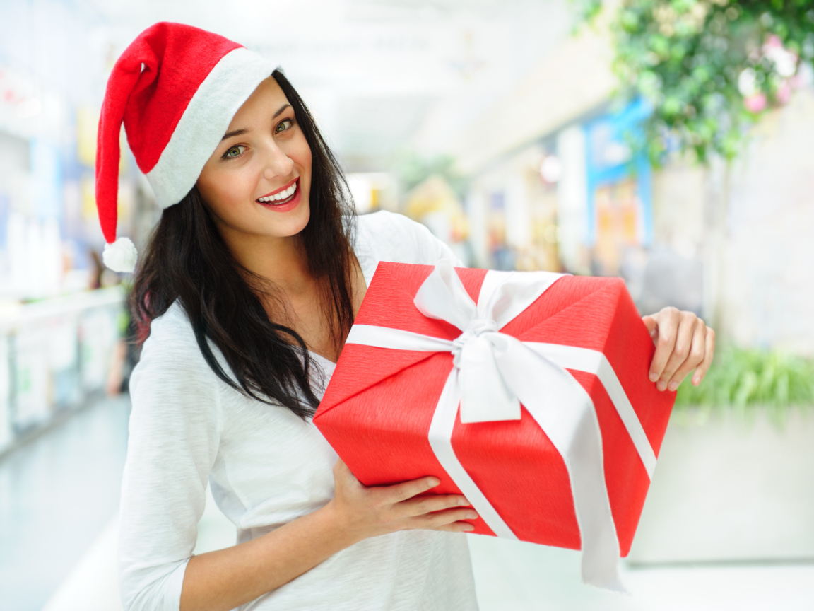 Снегурочка с подарком