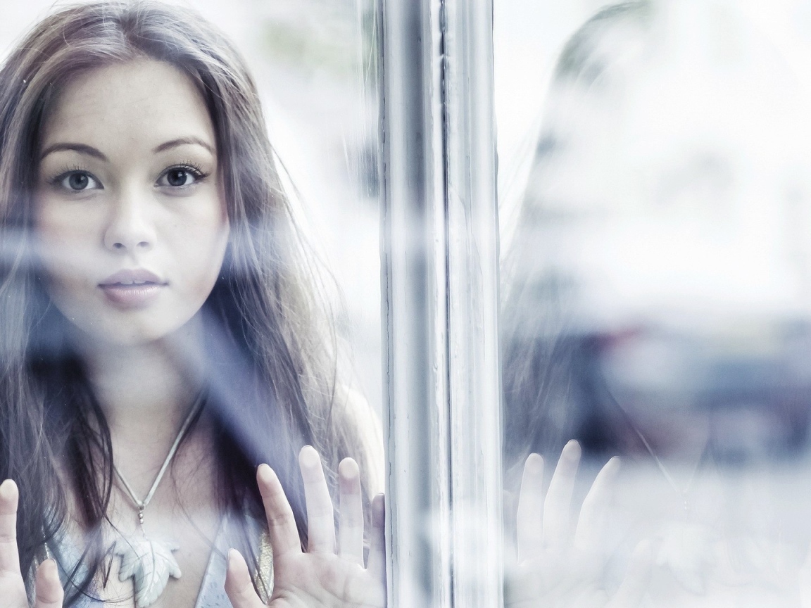 Девушка за окном