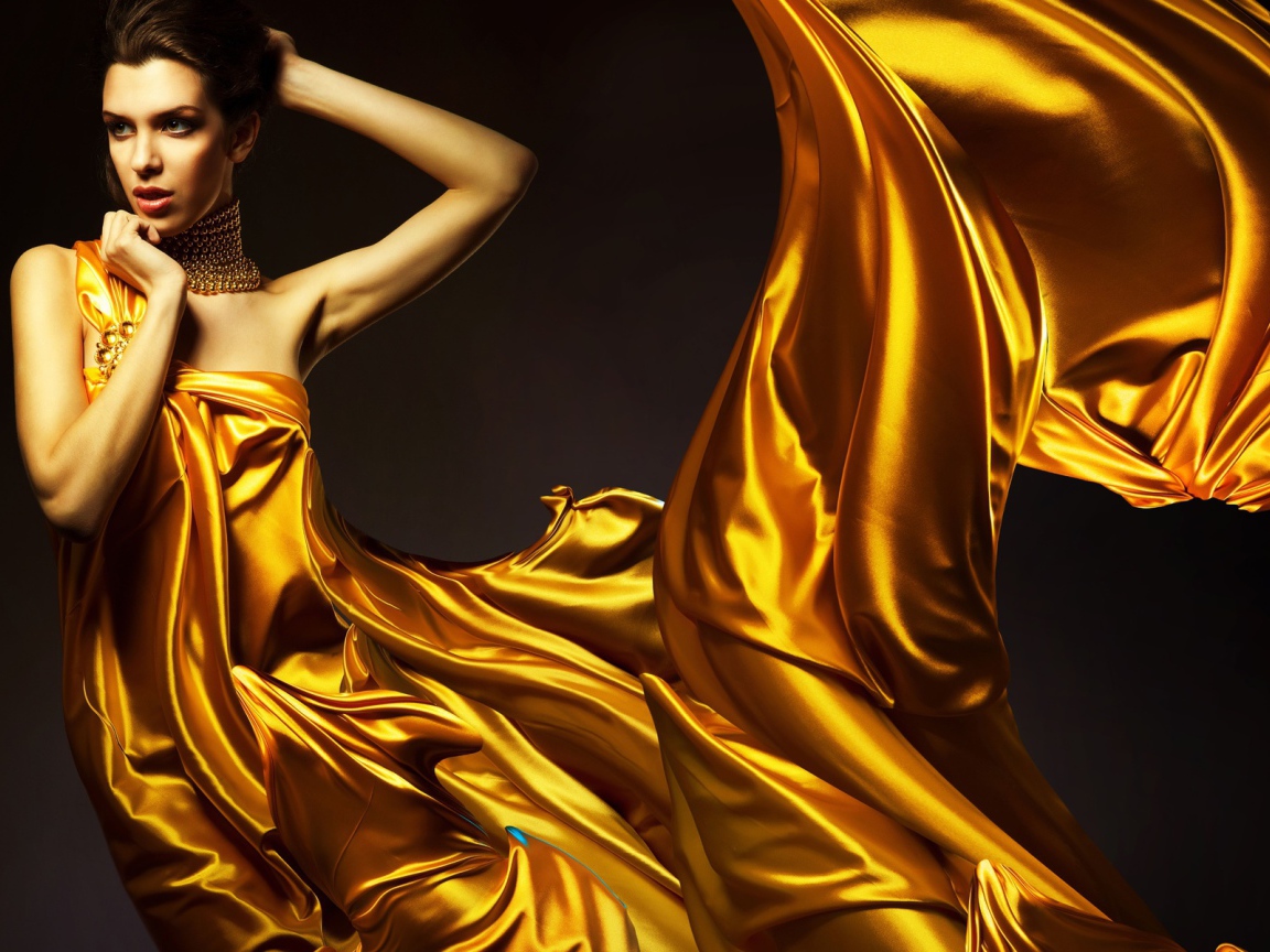 Девушка в платье золотистого цвета