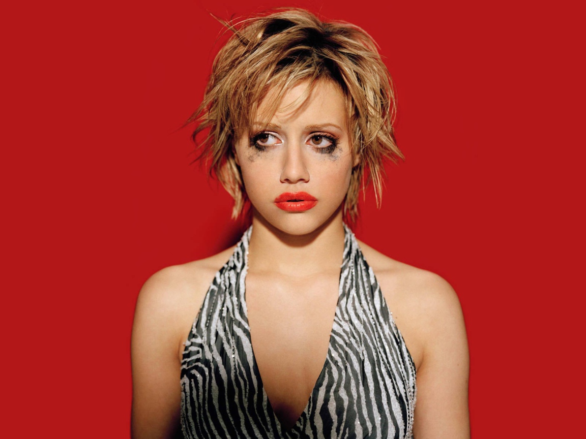 Обиженная девушка плачет