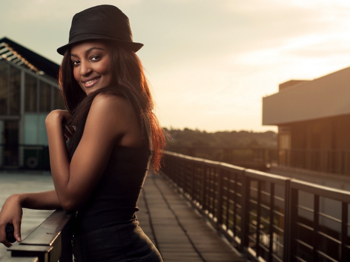 Черная девушка на мосту