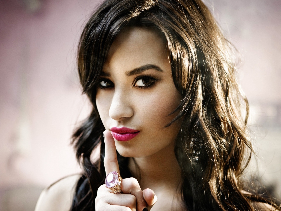 Деми грозит пальчиком