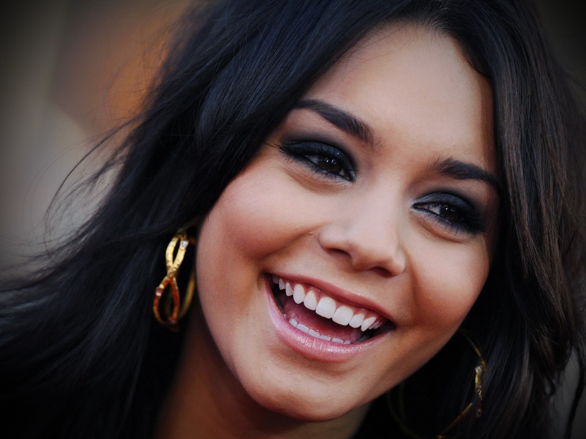 Актриса Ванесса смеется