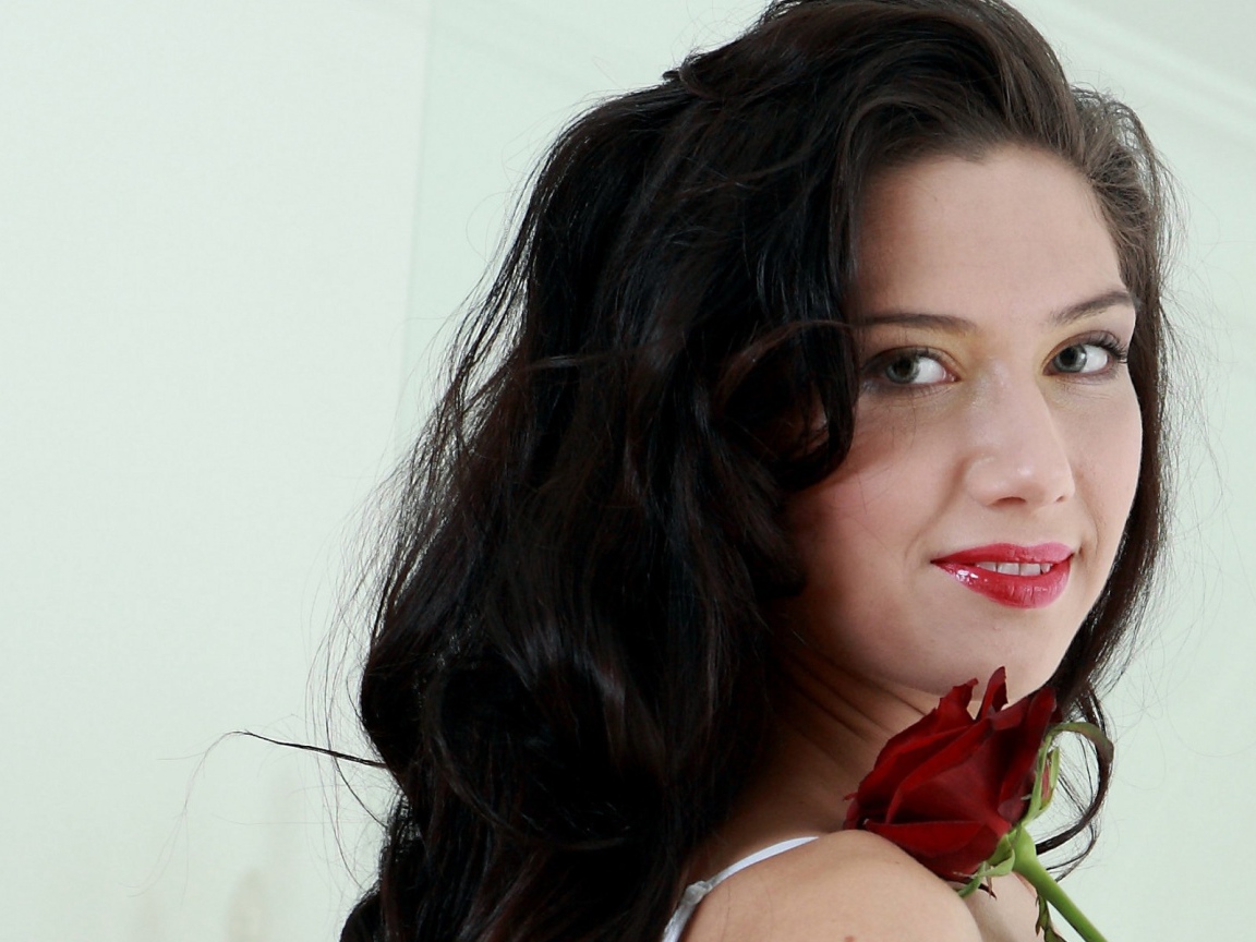 Брюнетка Жанна с розой