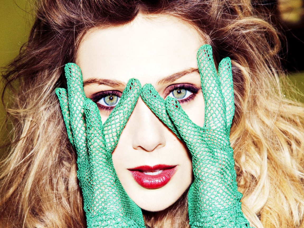 Элизабет Олсен в ажурных перчатках