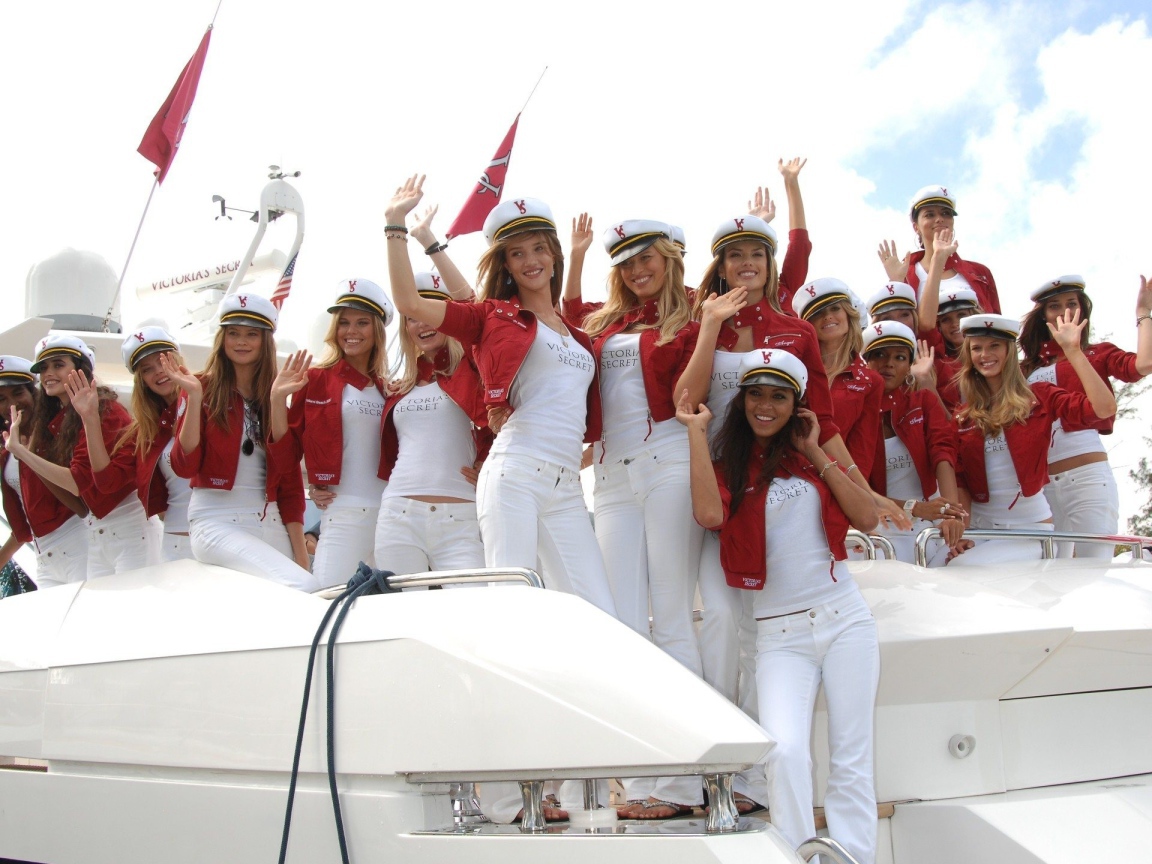 Групповое фото актрис