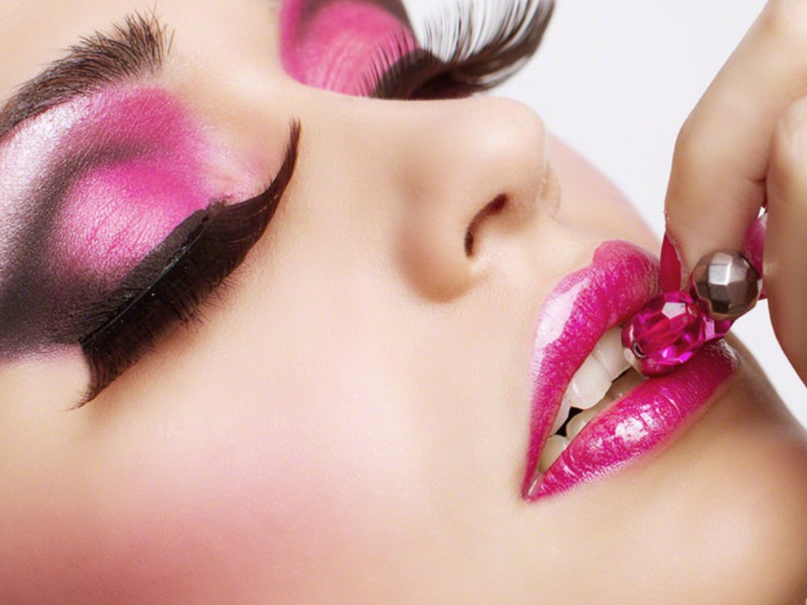 Розовый макияж