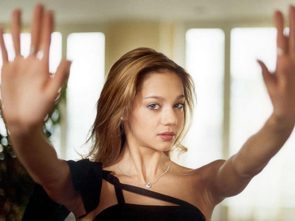 Девушка у стекла