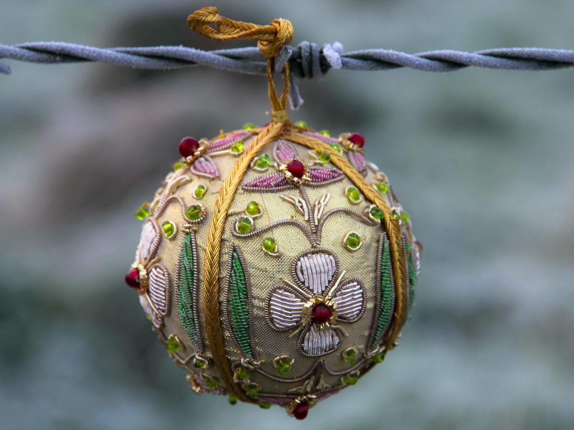 Мягкий шарик на колючей проволоке